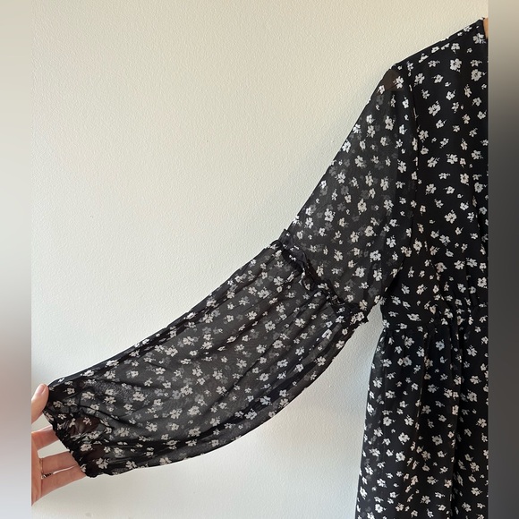 H&M V-neck Flowy Dress Size Small - Picture 4 of 5